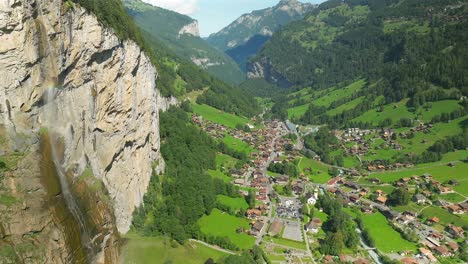 bajando la vista aérea de la cascada staubbach y el valle de lauterbrunnen, suiza