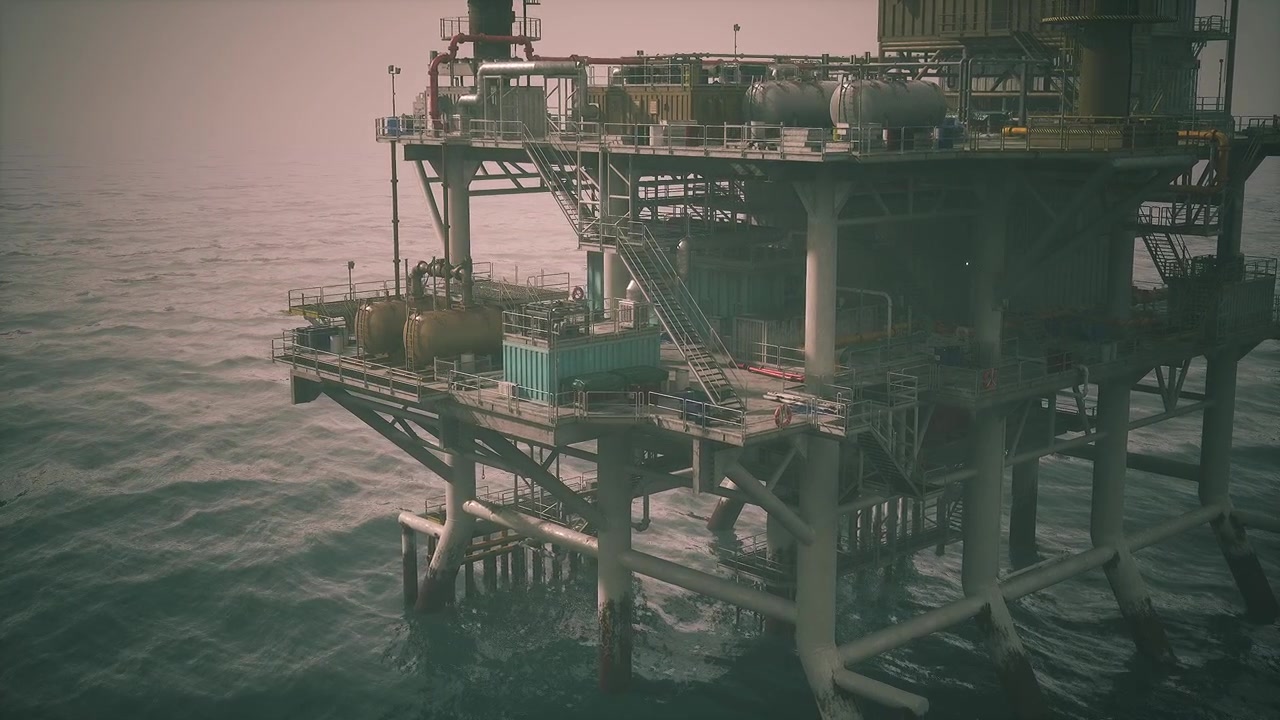Olieplatform placeret i havvand under overskyede vejrforhold
