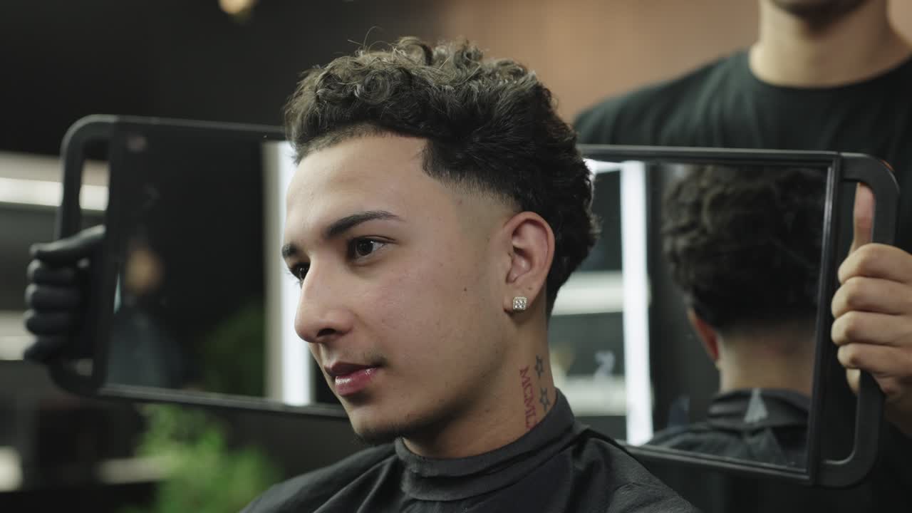 un hombre se corta el cabello.