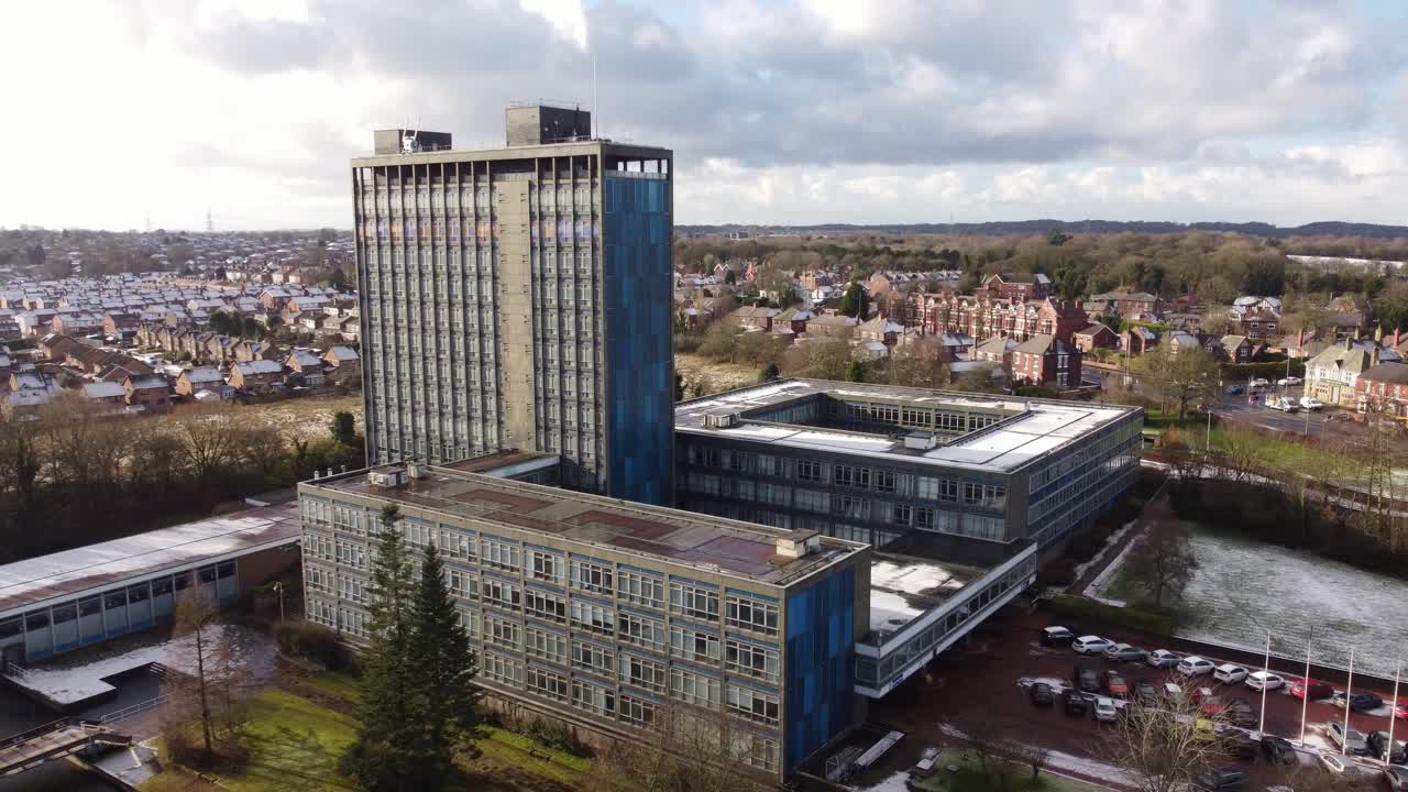 vista aérea de la oficina central de cristal de pilkington, rascacielos azul con espacio de oficinas y jardines compartidos