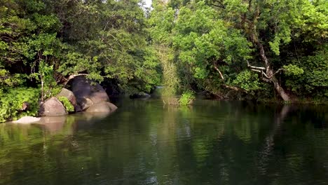 Ríos-Verdes-Con-Grandes-Rocas-Rodeadas-De-Exuberante-Selva-Tropical-En-Rocas-De-Babinda,-Mojones-En-Queensland,-Australia---Posibilidad-Remota