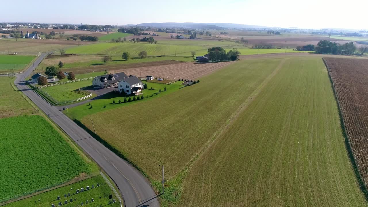 Campagna Amish vista da un drone.
