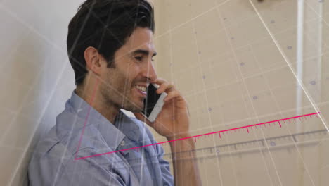animación de flecha en caída gráfico y patrón de cuadrícula sobre hombre caucásico hablando en teléfono inteligente