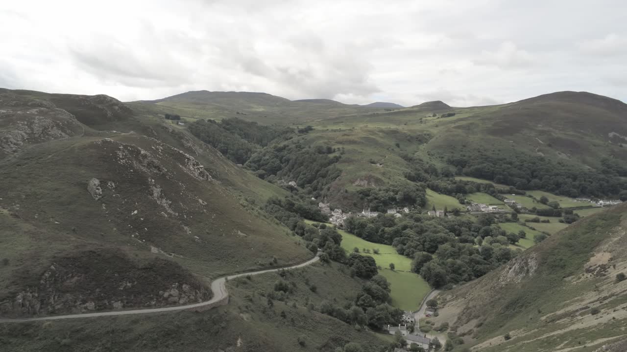 capelulo penmaenmawr montaña galesa valle costero vista aérea norte de gales inferior a la izquierda