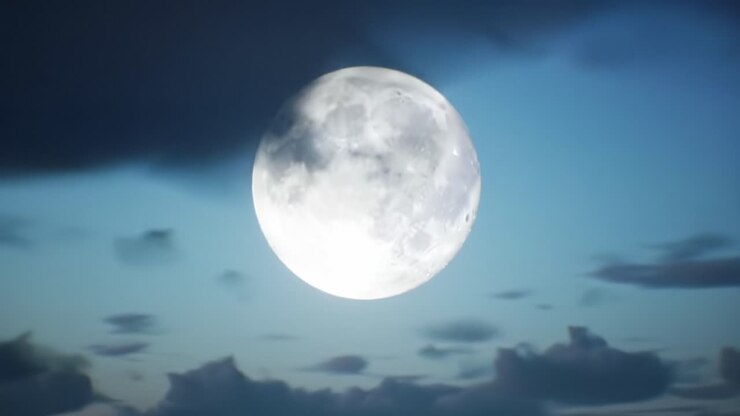 Uma lua cheia majestosa iluminando o céu noturno em meio a nuvens fofas, projetando um brilho etéreo sobre a paisagem tranquila abaixo.