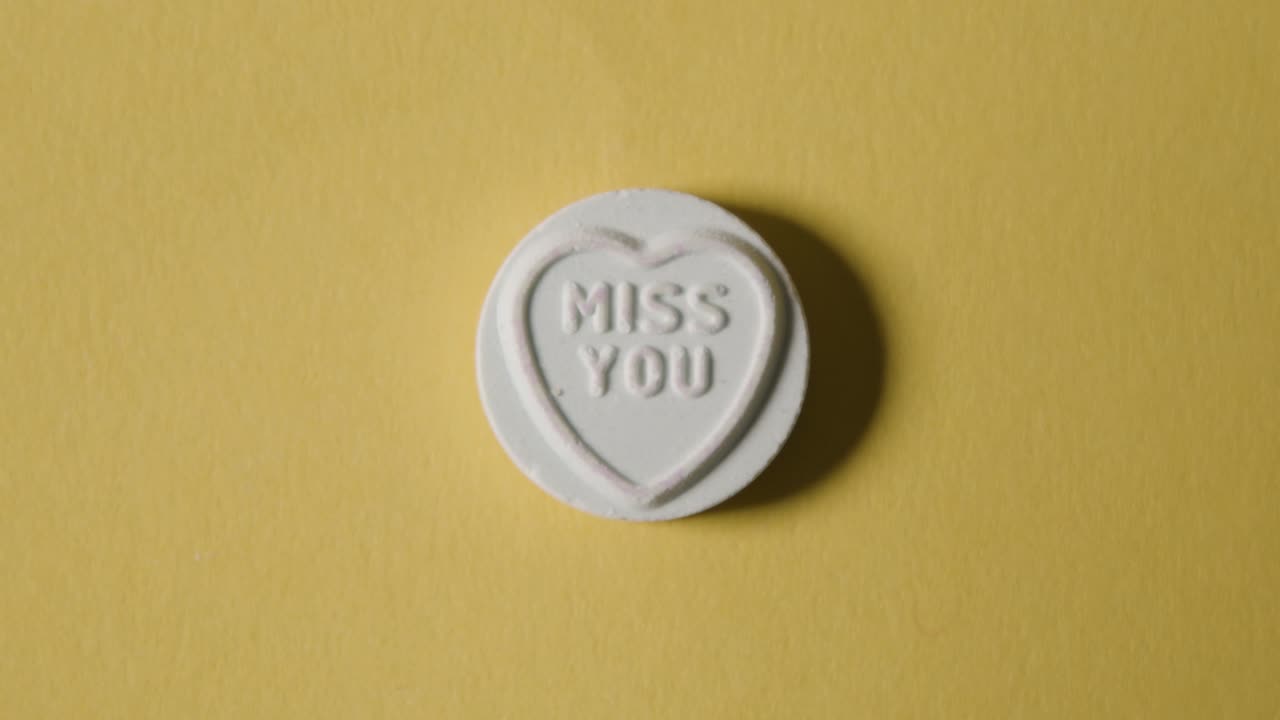 노란색 배경에 미스 메시지가 있는 하트 캔디