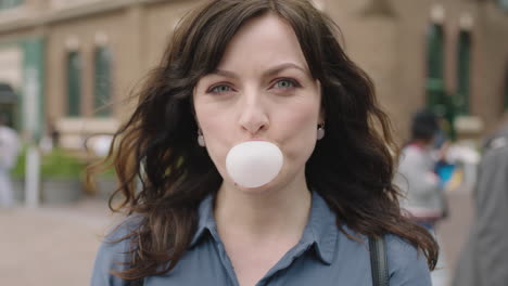 Retrato-De-Una-Mujer-Encantadora-Y-Elegante-Soplando-Chicle-Haciendo-Caras-Felices-Disfrutando-Del-Estilo-De-Vida