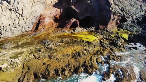 cueva de formación natural cerca de la costa rocosa de la isla de lanzarote, vista aérea trasera