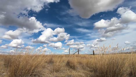 Timelapse---Enormes-Nubes-Sobre-Un-Campo-En-El-País-Cerca-De-Alberta-Canadá-Durante-Un-Agradable-Día-Soleado