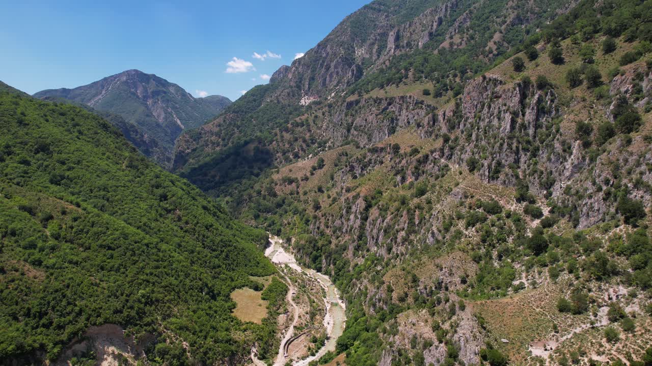 hermoso valle a través de montañas rocosas, río que fluye en un paisaje pacífico en albania