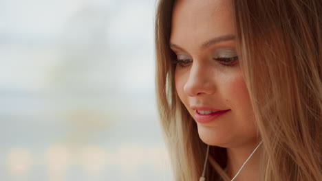 Una-Joven-Turista-Con-Sombrero,-Con-Mochila-Se-Encuentra-En-El-Aeropuerto-Y-Usa-Un-Teléfono-Inteligente.-Una-Chica-Hipster-Revisa-El-Correo-Electrónico,-Chatea,-Escribe-Blogs,-Navega-Por-Internet.-Marketing-En-Línea,-Educación.-Trabajo-A-Distancia,-E-learning.