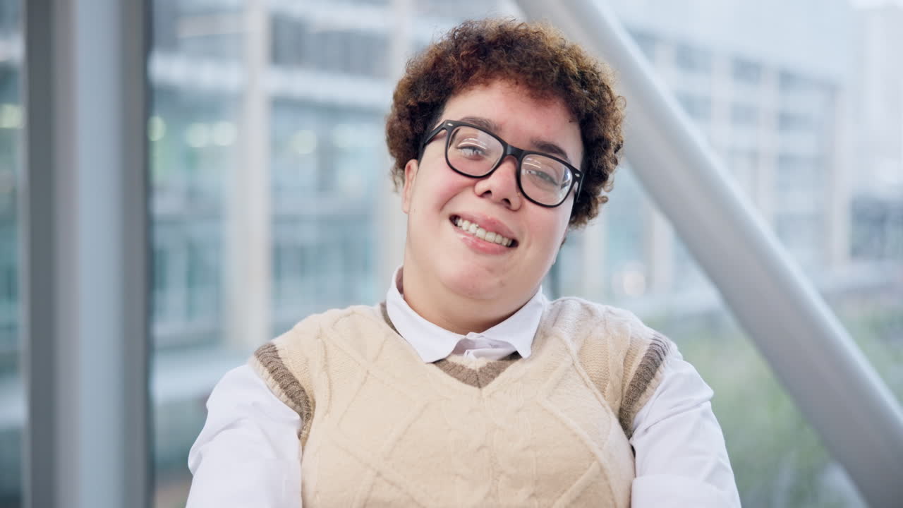 얼굴, 여행과  ⁇ 체어에 있는 여자