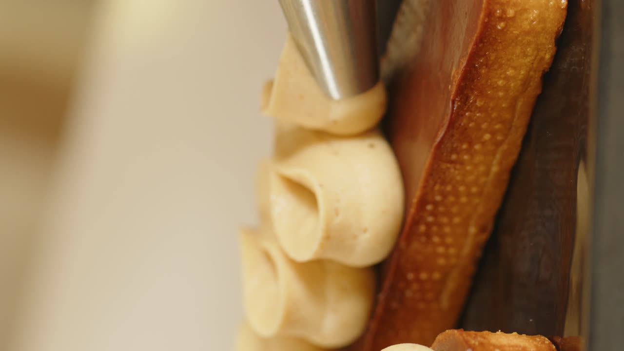 장식 중인 크림 파이의 매크로 클로즈업 샷