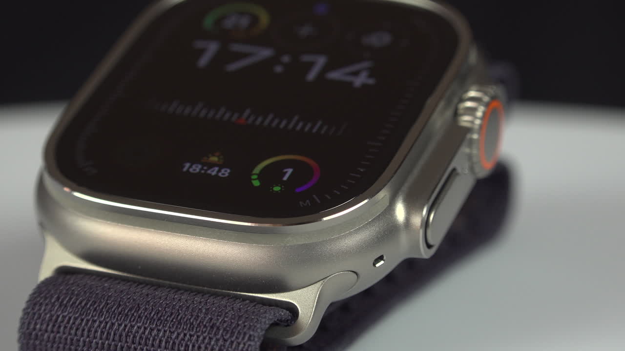 vista de cerca del reloj de manzana ultra 2 en una mesa giratoria