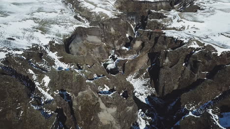 Luftbild-Drohne,-Die-In-Einer-Wunderschönen-Landschaft-Zwischen-Bergen-Im-Kalten-Island-Fliegt