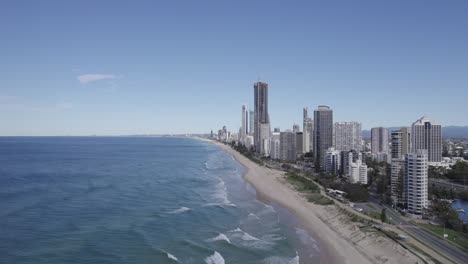 Luftaufnahme-Von-Hoch-Aufragenden-Apartments-An-Der-Hauptstrandparade-In-Gold-Coast,-Queensland,-Australien