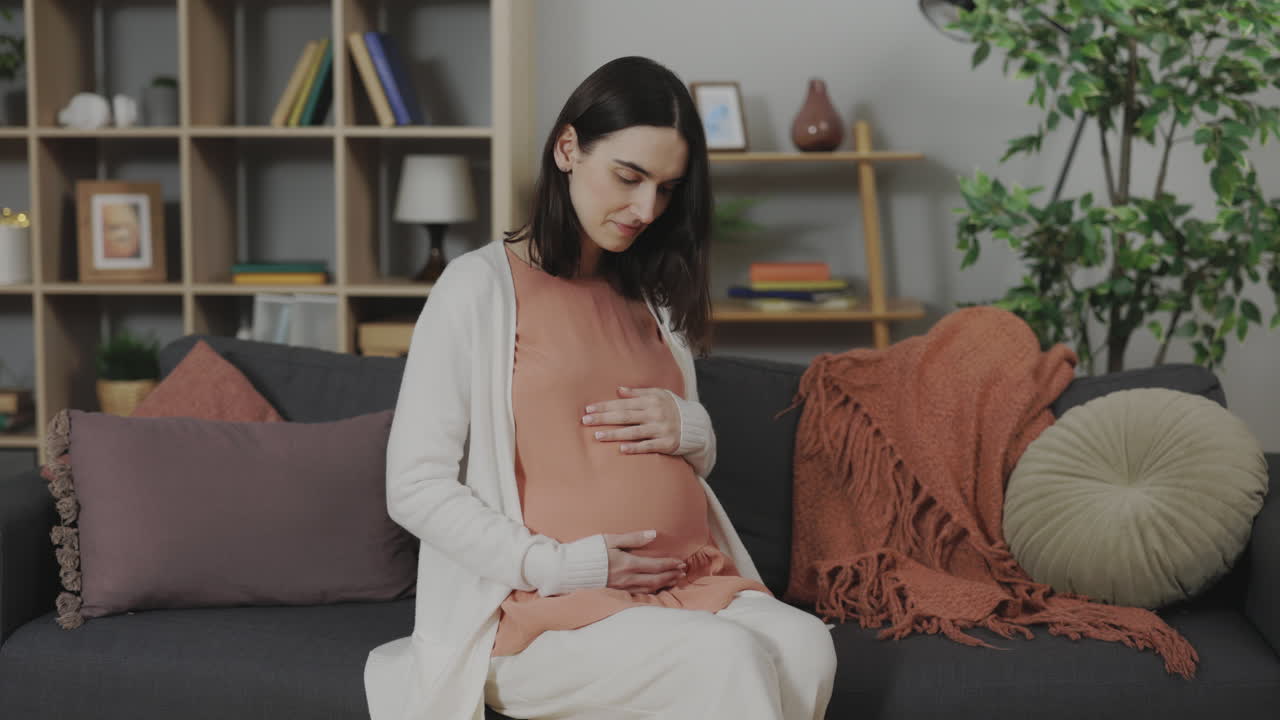 беременная женщина дома