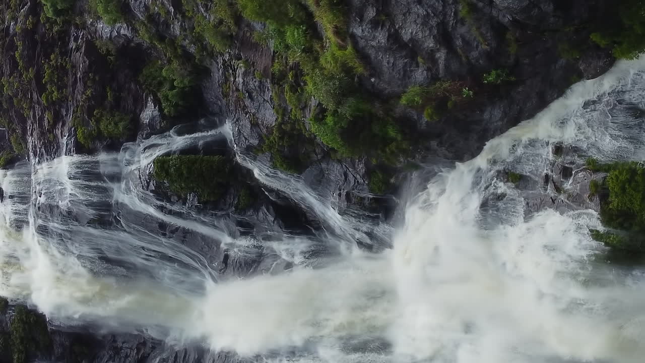 vista aérea acercándose a la enorme cascada de colnett cerca de hienghene, nueva caledonia