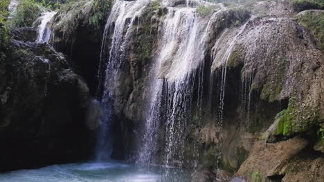 Cascada-En-Cámara-Lenta-En-El-Monumento-Natural-De-Semuc-Champey-En-Guatemala.