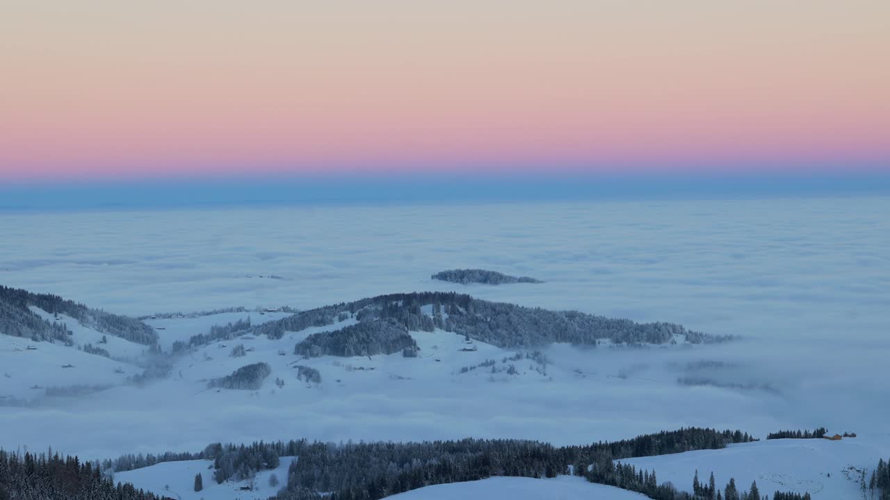 maravíllate con la pintoresca escena del amanecer sobre una silueta de cordillera cubierta de nieve a través de esta fascinante grabación de avión no tripulado