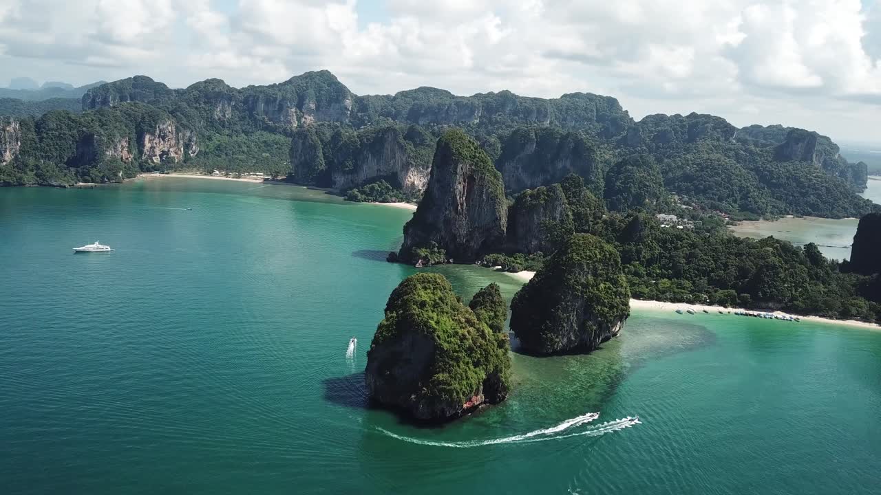 destino tropical exótico, majestuosa vista aérea de la laguna, acantilados y barcos en aguas turquesas, krabi tailandia
