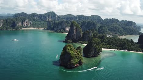 Destino-Tropical-Exótico,-Majestuosa-Vista-Aérea-De-La-Laguna,-Acantilados-Y-Barcos-En-Aguas-Turquesas,-Krabi-Tailandia