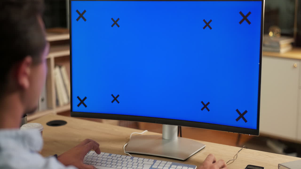 oficina, modelo de computadora y hombre de negocios en línea