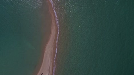 clip de avance de 4k sobre una península en la playa tropical de epanomi, halkidiki, grecia