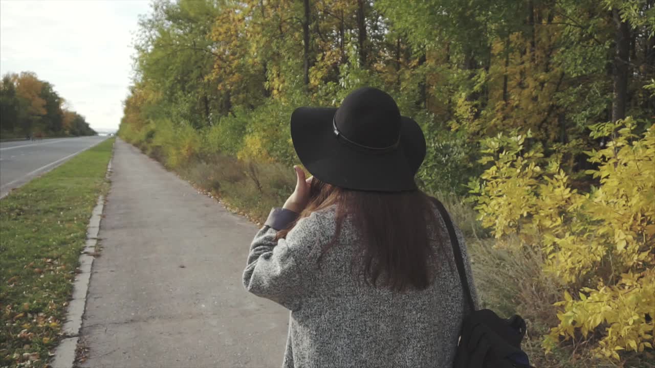 가을의 숲에서 는 여자