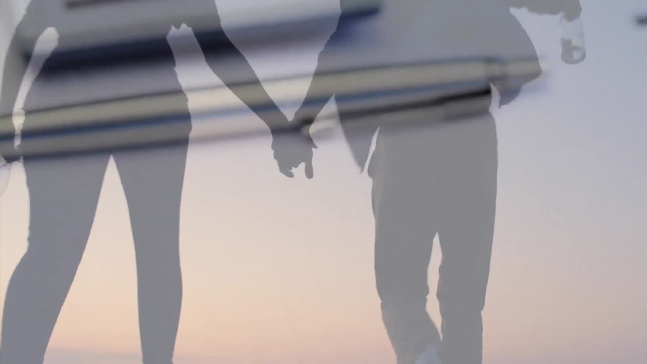 계산기의 클로즈업에서 해변에 있는 커플의 애니메이션