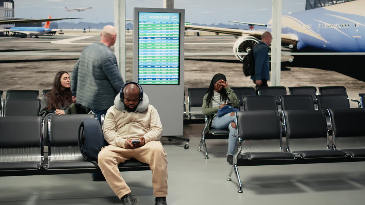 Ouvindo música, pista de avião e homem no aeroporto