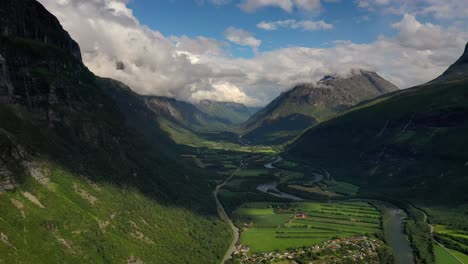 el pueblo de sunndalsora se encuentra en la desembocadura del río driva al comienzo del sunndalsfjorden. hermosa naturaleza paisaje natural de noruega.