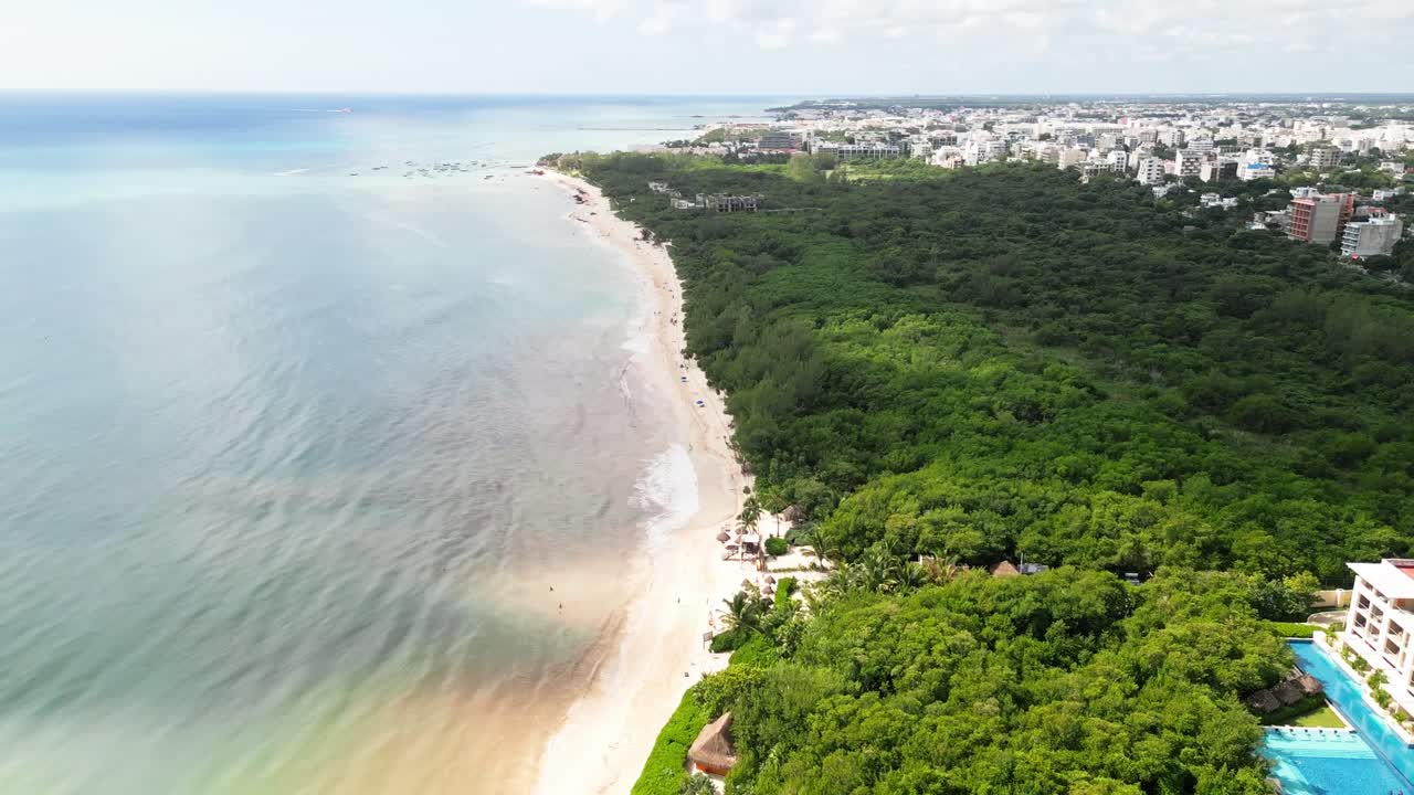 Ảnh chụp trên không tuyệt đẹp của Playa Esmeralda, nơi thiên nhiên tươi tốt gặp gỡ bờ biển đô thị