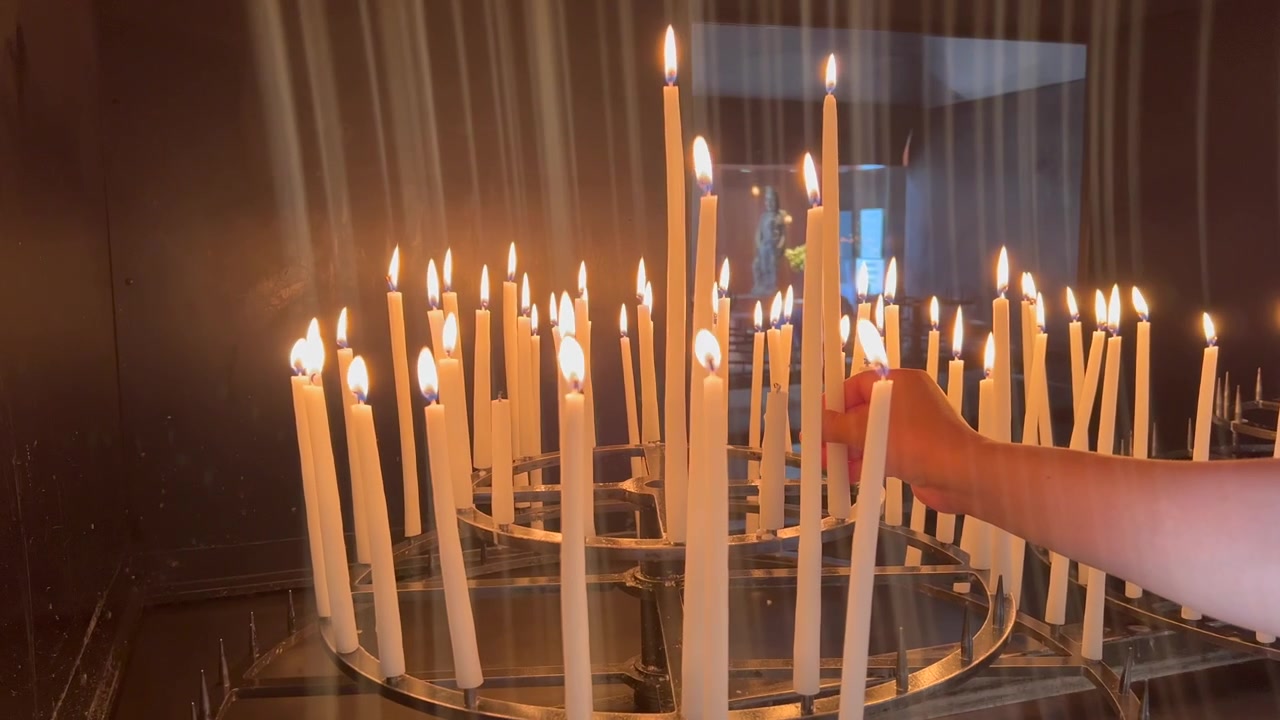 Pane e vino consacrati durante una Messa cattolica, che simboleggiano la Santa Eucaristia e la reale presenza di Cristo in una sacra celebrazione liturgica.