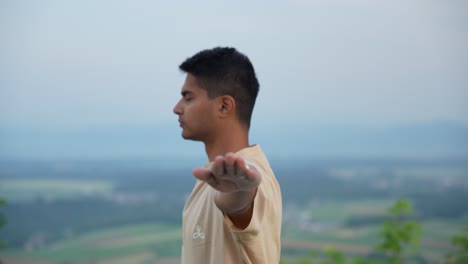 Hombre-Haciendo-Pose-De-Yoga-En-La-Cima-De-La-Colina-Al-Amanecer-Con-Cambio-De-Enfoque-De-Mano-A-Cabeza