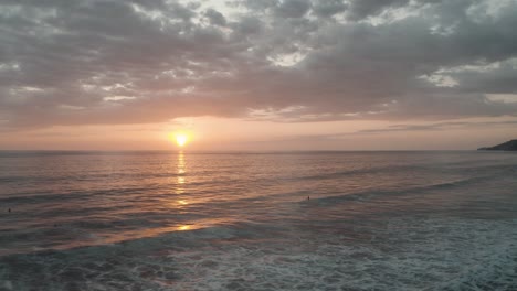 toma panorámica de drones aéreos durante la hermosa puesta de sol en costa rica