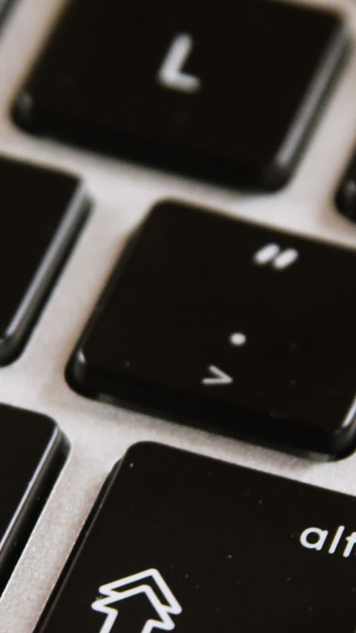 노트북에 있는 조각상의 클로즈업