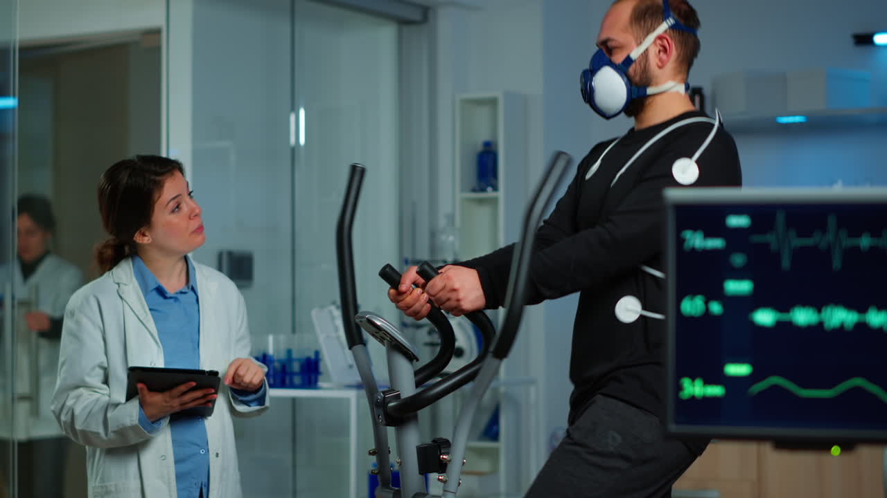 퍼포먼스 스포츠맨이 퍼포먼스 ekg 장비로 심박수를 측정하고 있습니다.