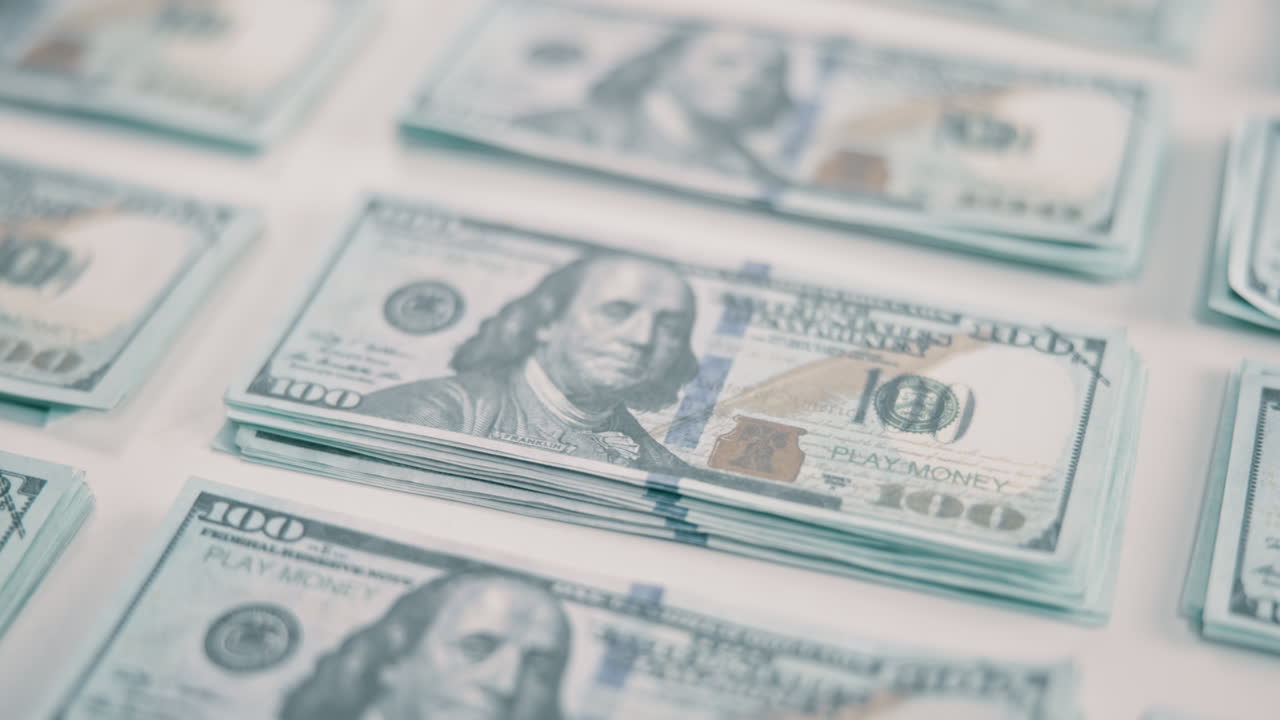 moneda de los estados unidos y dinero con billetes en dólares