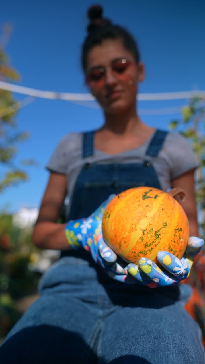 호박 을 들고 있는 여자