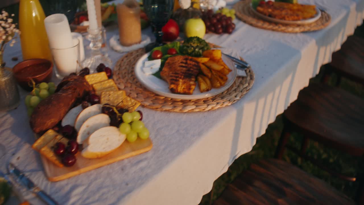 cena al aire libre con un delicioso buffet
