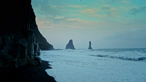 vista panorámica de la playa de reynisfjara cerca de vik en islandia