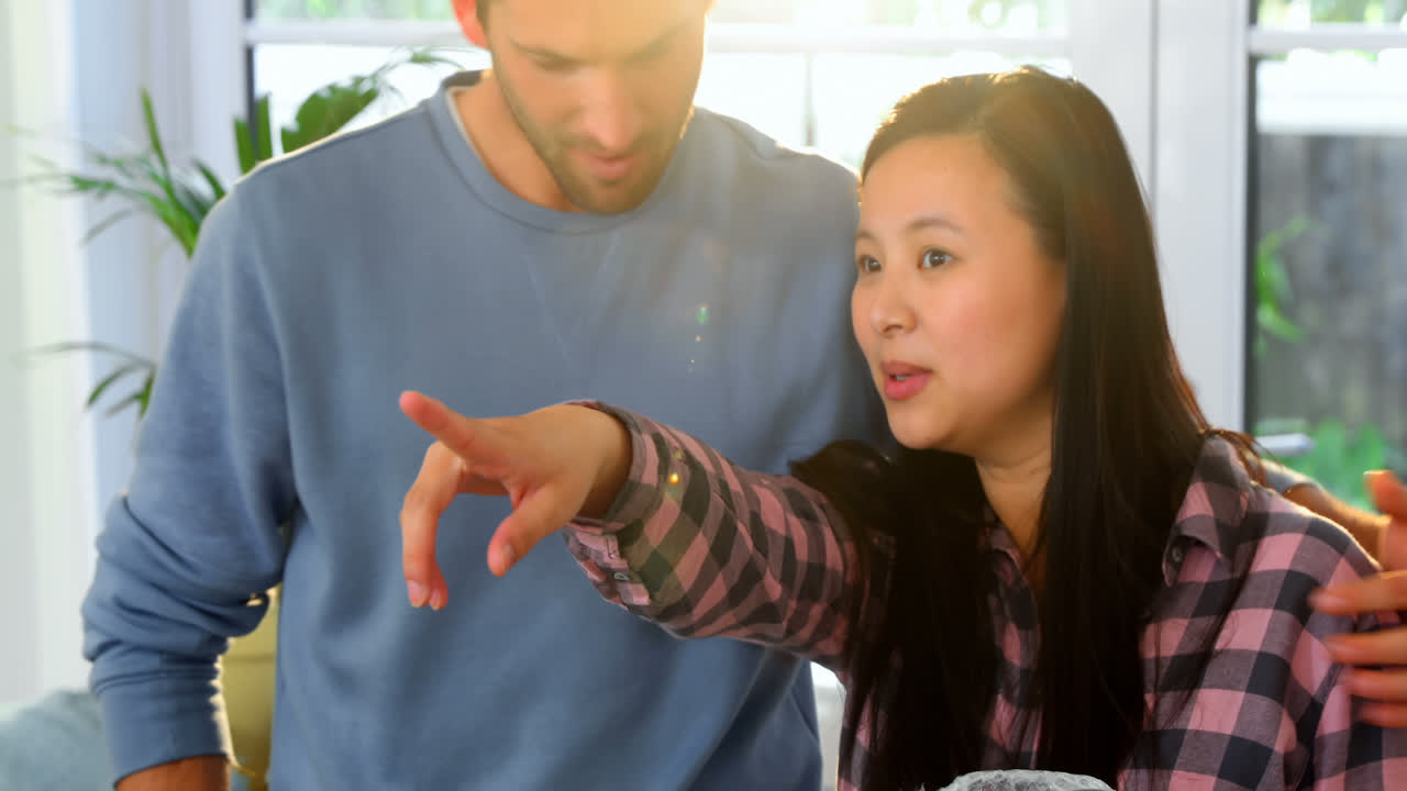 새로운 집에서 박스를 풀고 있는 커플 4k