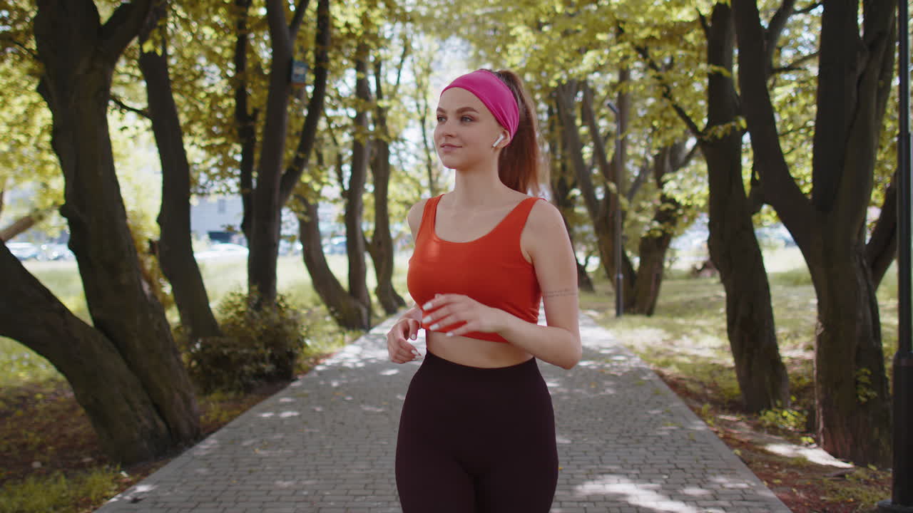 entrenamiento atlético deporte corredor chica entrenamiento maratón correr, escuchar música en auriculares en el parque