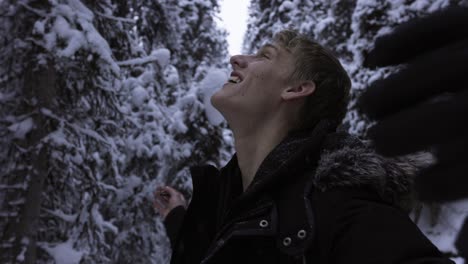 excursionista feliz en banff, alberta, canadá, 4k