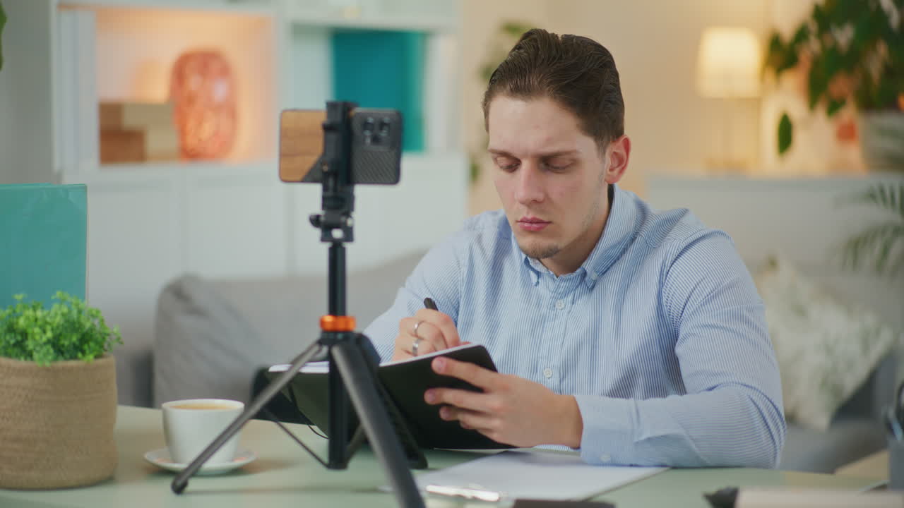 hombre asiste a una formación en línea