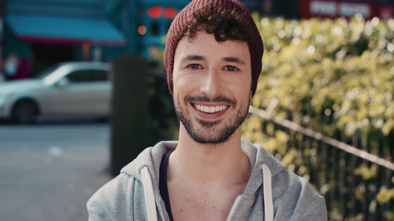 Ritratto in slow motion di un uomo caucasico carino e felice che sorride in città