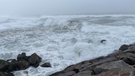 Olas-Del-Mar-Chocando-Contra-Las-Rocas