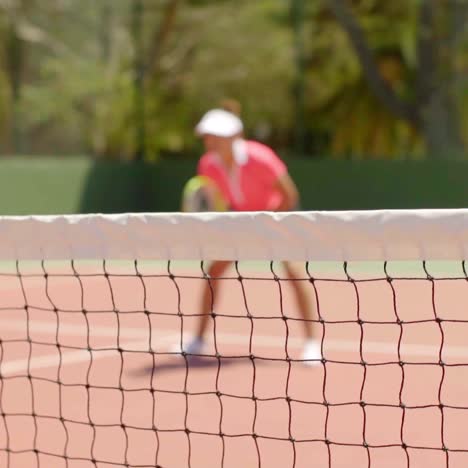 Athletische,-Wohlgeformte-Frau,-Die-Eine-Partie-Tennis-Spielt