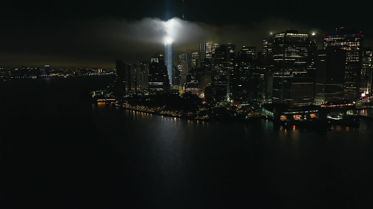 Una veduta aerea della Freedom Tower a New York City di notte, con i raggi gemelli del tributo di luce illuminati